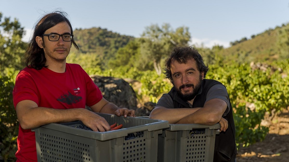 Daniel Gómez Jiménez-Landi (i) y Fernando García (d) forman Comando G, una bodega nacida en 2008 que ha dignificado la garnacha en joyas únicas alejadas de artificios. / LA POSADA