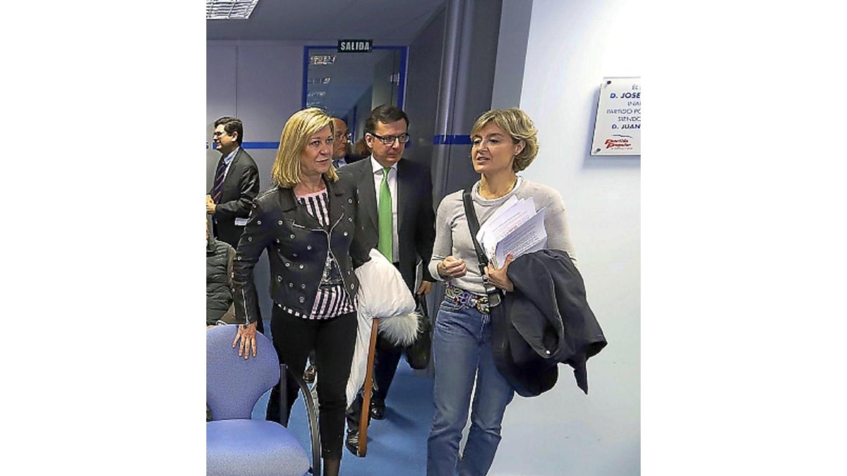 García Tejerina, a la derecha, acompañada de Pilar del Olmo y Román Escolano, a su llegada al foto del PP.-ICAL