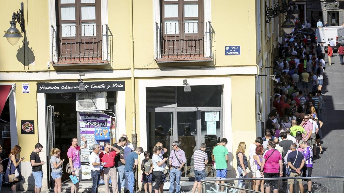 Inicio de la campaña de abonados del Real Valladolid en la bajada de la Libertad-MIGUEL ANGEL SANTOS