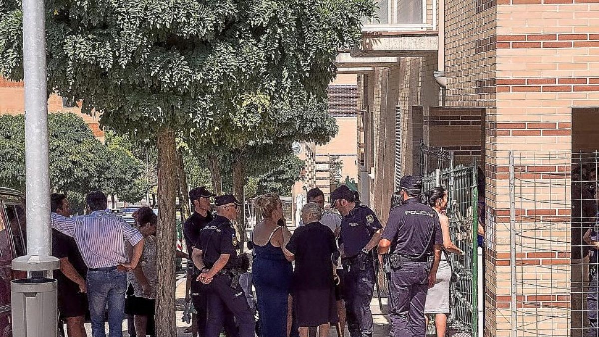 Imagen de la Policia custodiando el barrio salmantino.-ICAL