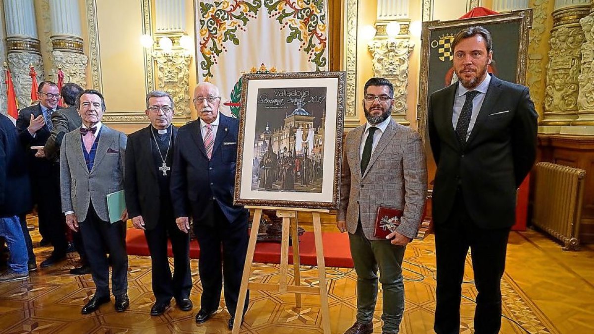 Argüello, en el centro, entre Enrique Cornejo y Felipe Esteban, ayer, junto al cartel de la Semana Santa.-E.M.