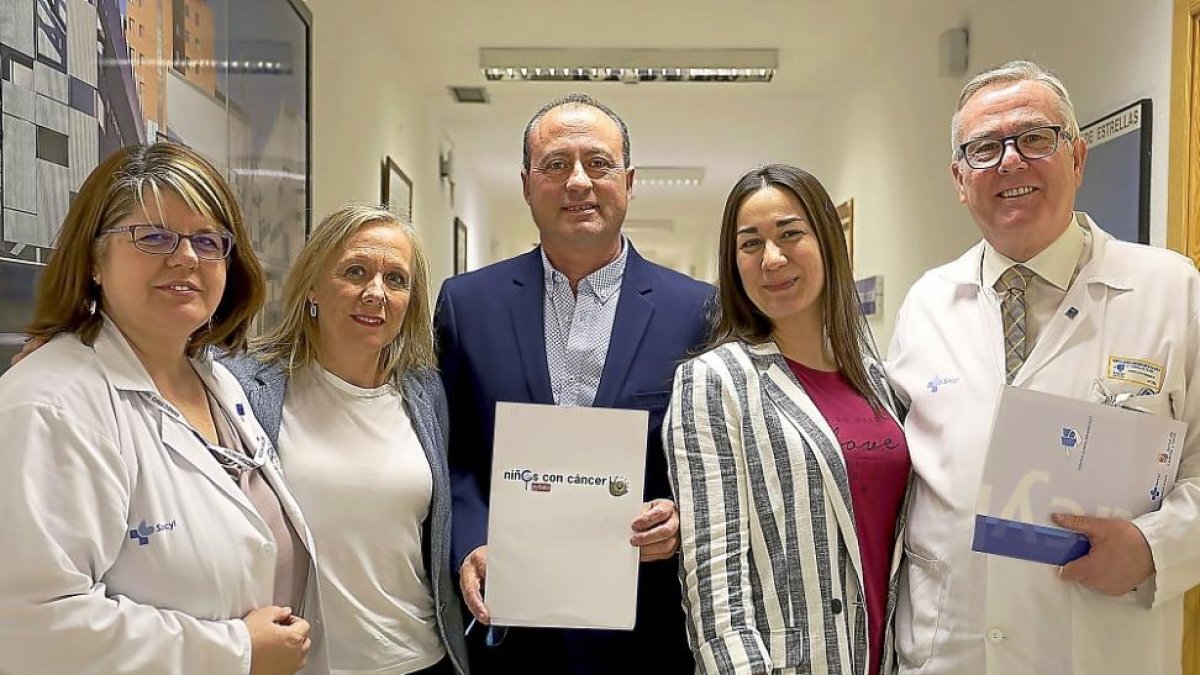 El gerente del Clínico, Francisco Javier Vadillo, y el presidente de Pyfano presentan el convenio de colaboración.-ICAL