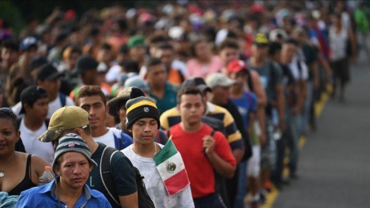 Inmigrantes hondureños, en la carretera que une las localidades mexicanas de Ciudad Hidalgo y Tapachula, el 21 de octubre del 2018.-AFP / PEDRO PARDO
