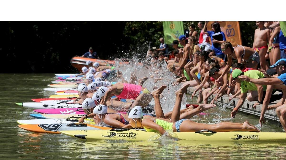 Momento de una de las salidas ayer en la Playa de Las Moreras.-MONTSE ÁLVAREZ