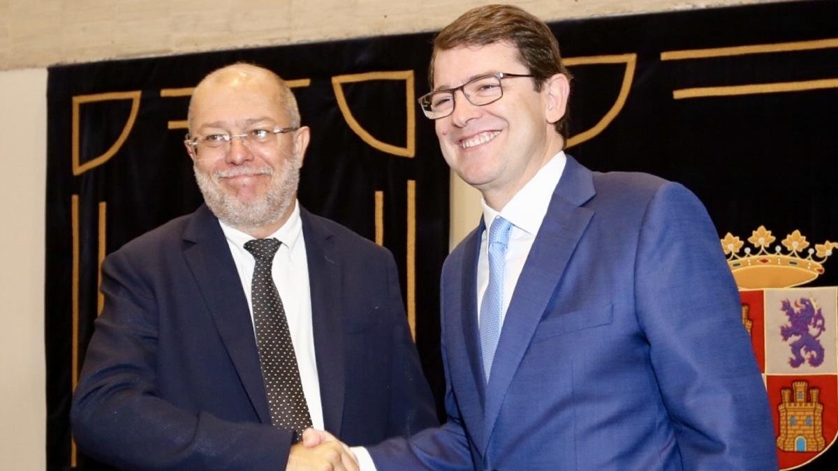 Francisco Igea y Alfonso Fernández Mañueco, el día que firmaron el acuerdo programático que ahora culmina con el de gobierno.-ICAL