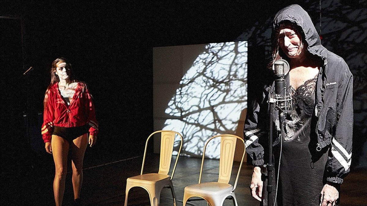 Clara Parada y Marta Ruiz de Viñaspre, de Ghetto 13-26, en ‘Bernarda Alba. Sugar free’. GERARDO SANZ