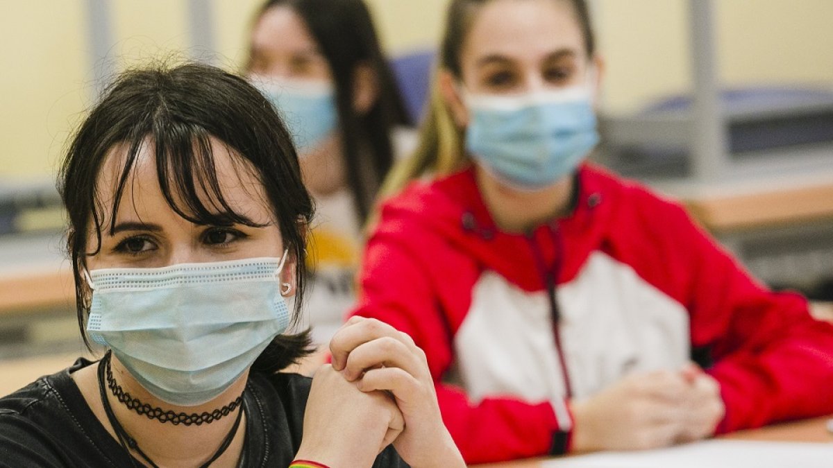 Un grupo de alumnos durante el examen de la EBAU en Soria.  - ICAL