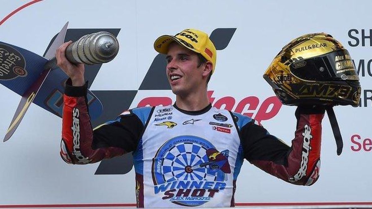 Àlex Márquez (Kalex) celebra, en el podio de Sepang (Malasia), la conquista de su segundo título mundial.-AFP / MOHD RASFAN