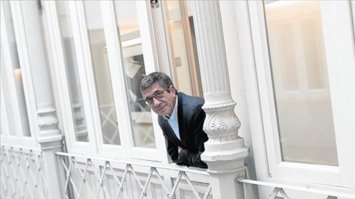 El exlendakari Patxi López, aspirante a liderar el PSOE, posa para este diario en un hotel de Madrid a finales de enero.-JOSÉ LUIS ROCA