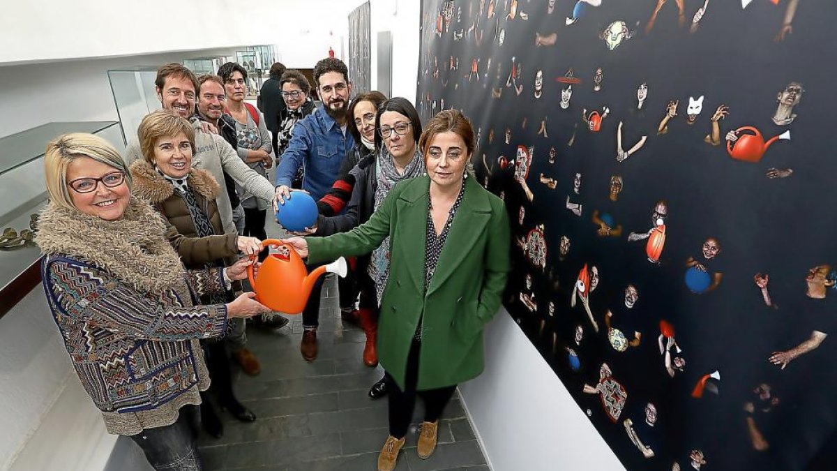 Participantes y asistentes a la inauguración de la muestra.-J.M. LOSTAU