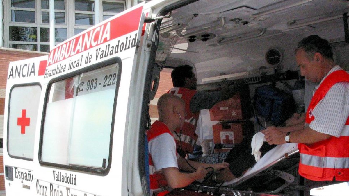 Trabajadores de Cruz Roja simulan una intervención dentro de una ambulancia.-ICAL