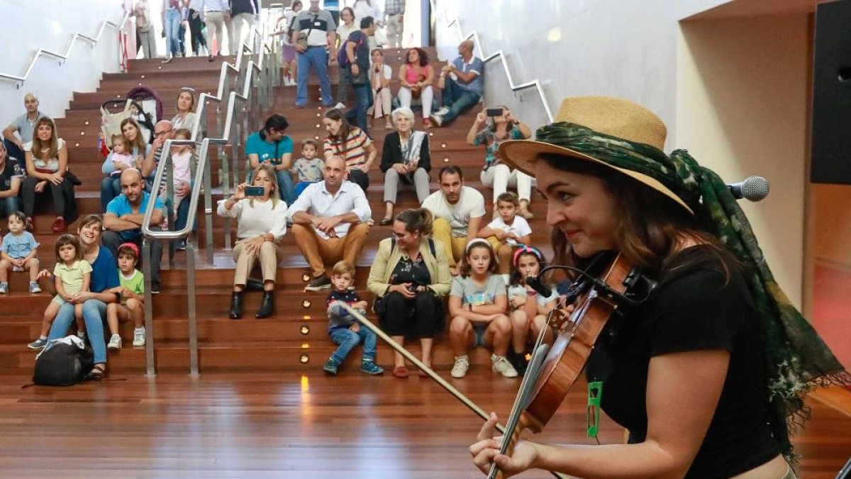 Uno de los microconciertos que ayer se celebraron en el Centro Cultural Miguel Delibes durante la jornada de puertas abiertas.-REPORTAJE GRÁFICO: J. M. LOSTAU