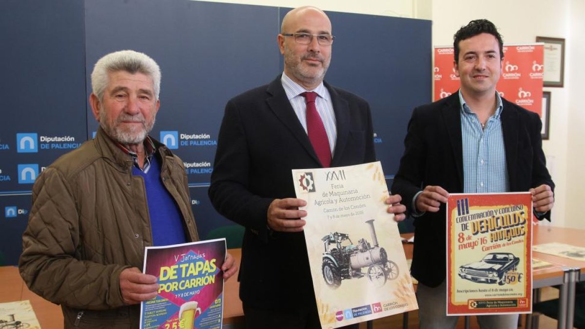El diputado delegado de Vías y Obras, José Antonio Arija; el alcalde de Carrión de los Condes, José Manuel Otero; y el teniente de alcalde, Ricardo de Felipe, en la presentación de la XXVII edición de la Feria de Maquinaria Agrícola y Automoción.-ICAL