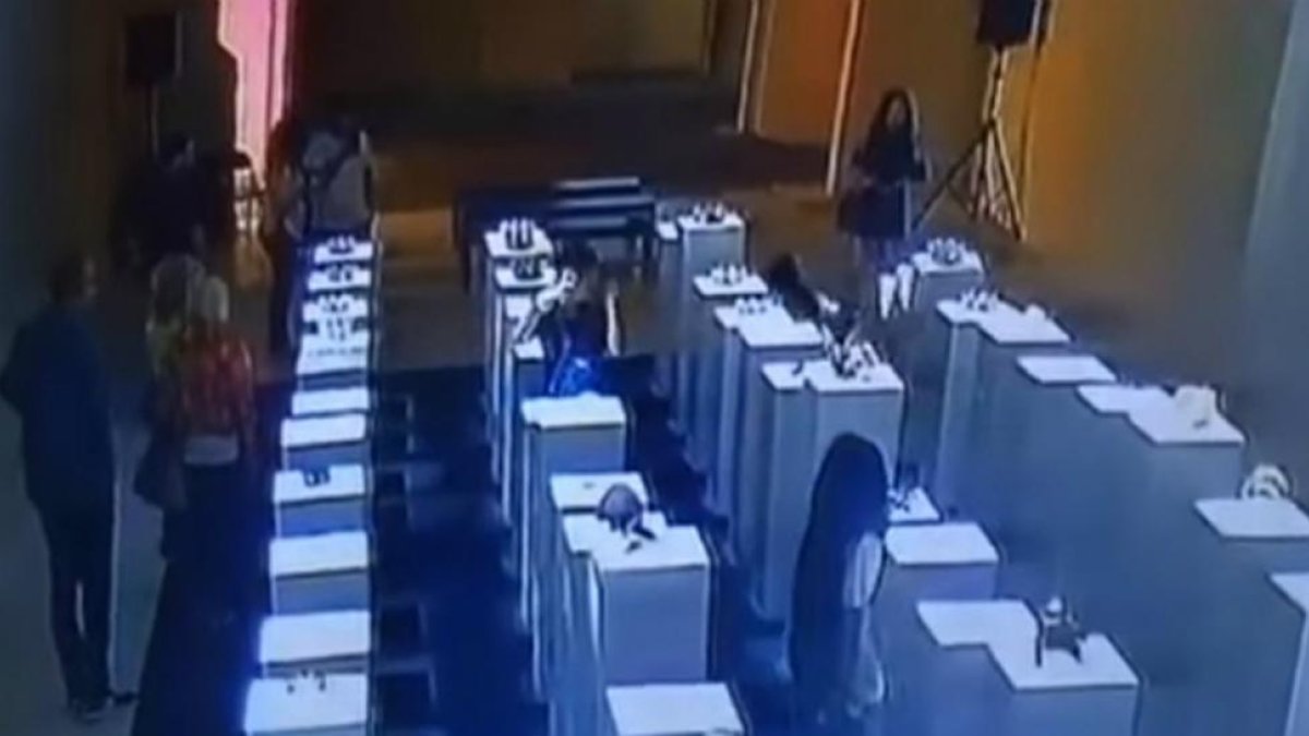 Captura del momento en el que la joven destroza la exposición.-YOUTUBE