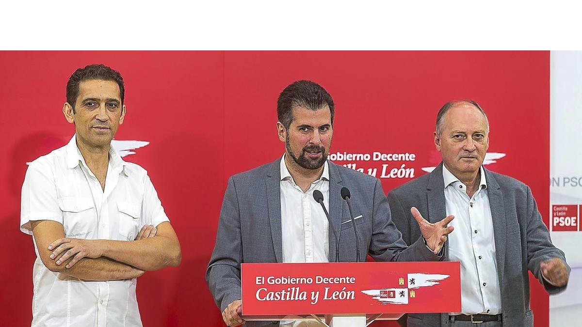 El líder del PSCyL, Luis Tudanca, interviene en la rueda de prensa junto a Vicente Andrés y Faustino Temprano.-ICAL