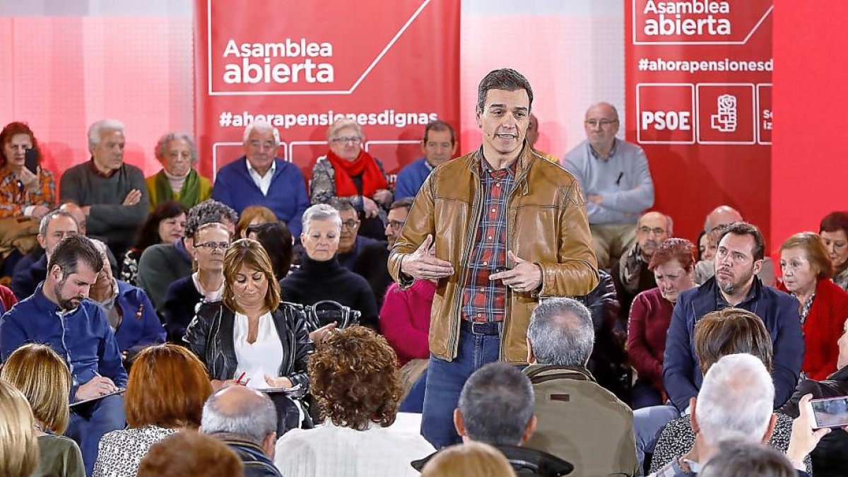 Pedro Sánchez en la asamblea celebrada ayer en el Lava, con Tudanca, López y Puente en primera fila.-J.M. LOSTAU