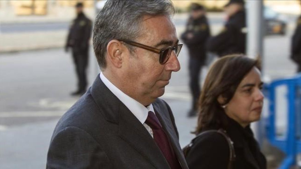 El exsocio de Iñaki Urdangarin, Diego Torres, llega con su mujer, Ana María Tejeiro, al juicio del 'caso Nóos' el pasado 17 de febrero.-EFE / CATI CLADERA