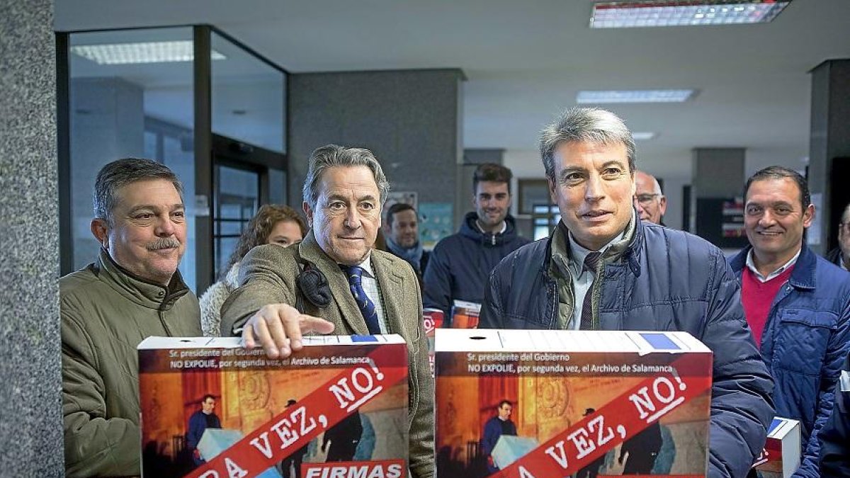 Policarpo Sánchez y Hermann Tertsch presentan firmas en contra del traslado de documentos a la Generalitat.-ICAL