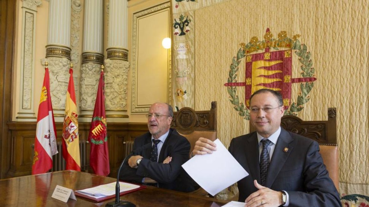 El alcalde, Javier León de la Riva, y el concejal de Hacienda, Alfredo Blanco, dan a conocer el resultado de la liquidación del presupuesto-M. Á. SANTOS