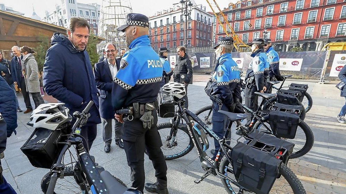 Puente charla con un agente durante la presentación de las bicis eléctricas de la Policía Municipal.-J.M. LOSTAU