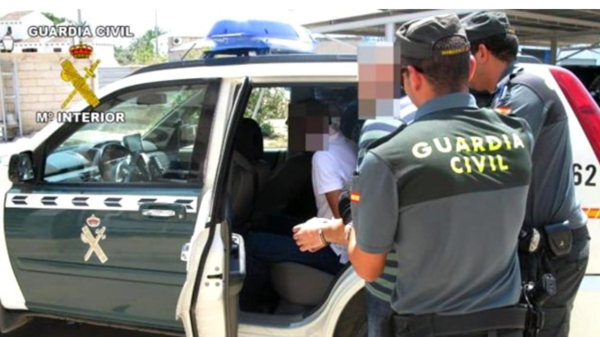 Una imagen de archivo de una detención de la Guardia Civil. E.M.