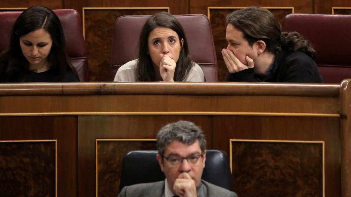 Pablo Iglesias e Irene Montero, de Unidos-Podemos, hablan en el Congreso de los Diputados.-JOSE LUIS ROCA