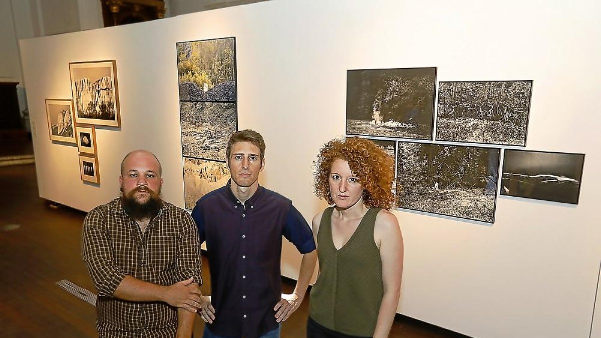 Ricardo Suárez, Víctor Hugo Martín Caballero y Cristina R. Vecino participan con un proyecto sobre el territorio y el entorno.-J.M. LOSTAU