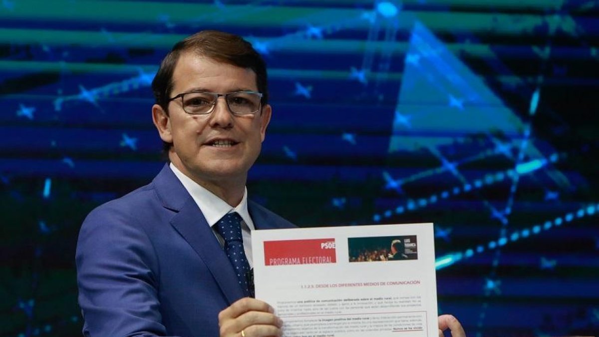 Alfonso Fernández Mañueco señala parte del programa del PSOE.-J. M. LOSTAU