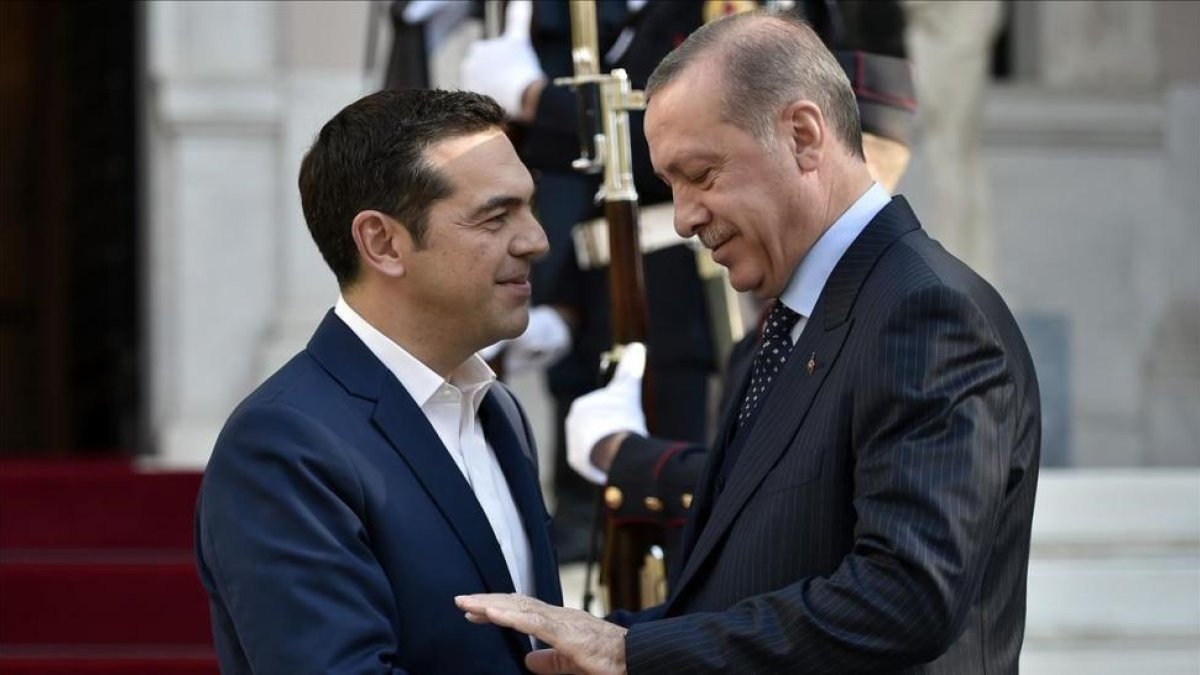 El primer ministro griego, Alexis Tsipras, saluda al presidente turco Recep Tayyip Erdogan.-/ AFP / GOULIAMAKI