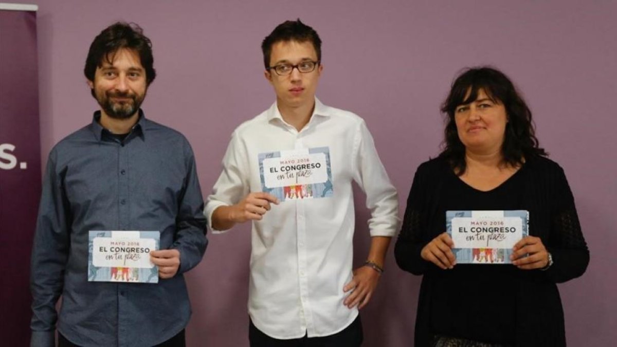 Rafael Mayoral, Íñigo Errejón y Auxiliadora Honorato en la sede de Podemos, en Madrid.-J.M. PRATS