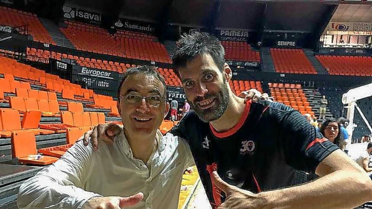 Chechu Mulero y Fernando San Emeterio festejan y dedican el título ACB para Valladolid.-EL MUNDO