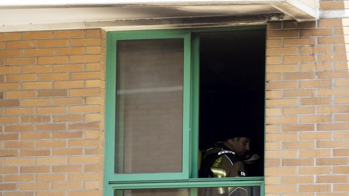 Un bombero sofoca el incendio de una vivienda en Parquesol-PABLO REQUEJO