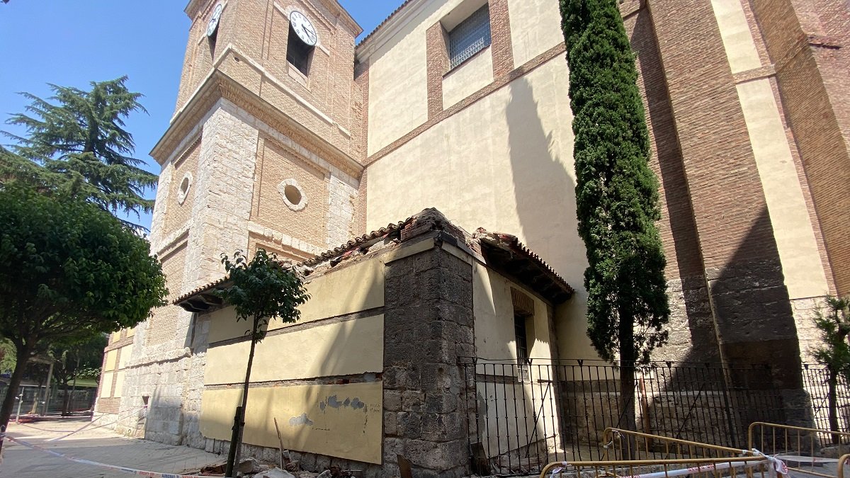 Cordón de seguridad de la iglesia de San Andrés desplegado en la mañana de ayer trar la caída de una cornisa. - JUAN MIGUEL LOSTAU