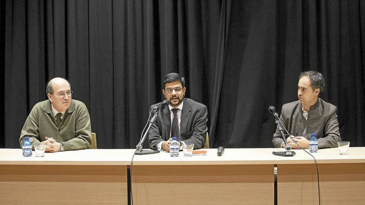 José Ramón González, Maitrey Kulkarny y Guillermo Sánchez durante el acto en la Casa de la India para conmemorar el día del hindi-José C. Castillo