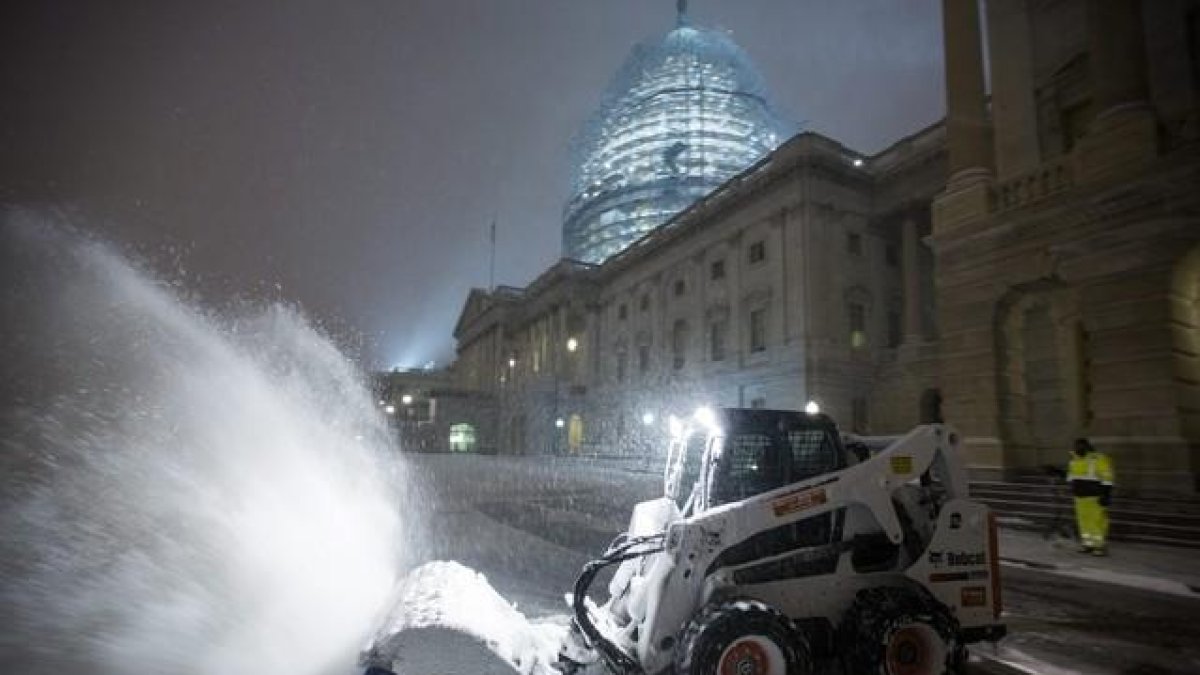 Equipos quitanieves trabajan en la zona del Capitolio, en Washington.-EFE / JIM LO SCALZO