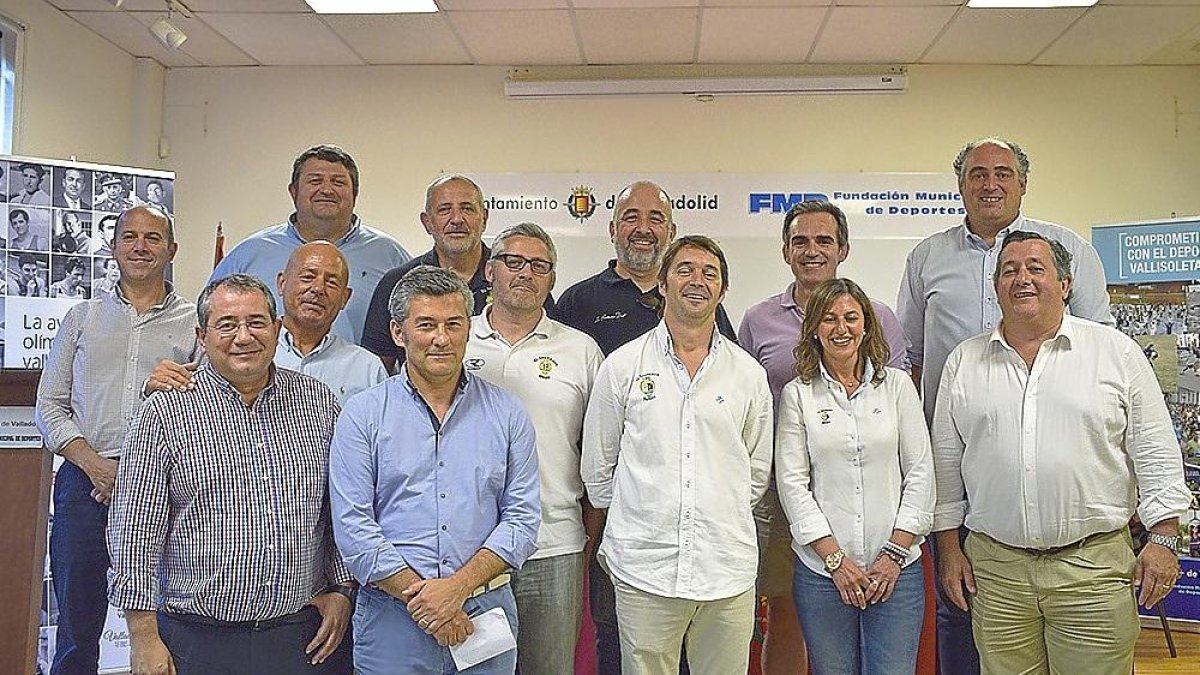 Foto de familia de la nueva directiva del Club de Rugby El Salvador.-EL MUNDO