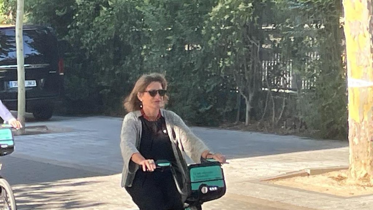 Teresa Ribera usando una bici de Biki. TRANSICIÓN ECOLÓGICA Y RETO DEMOGRÁFICO