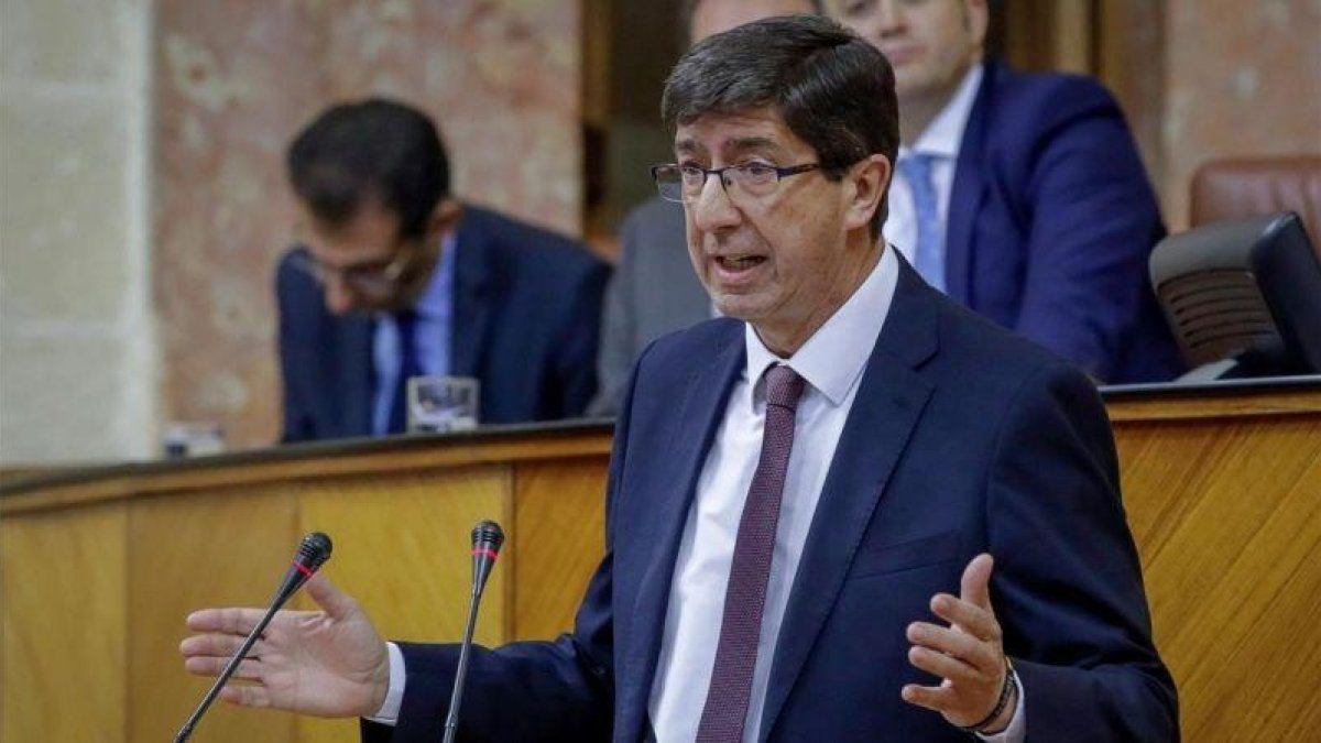 El líder de Ciudadanos en Andalucía, Juan Marín, durante su intervención en el debate de investidura.-JULIO MUÑOZ (EFE)