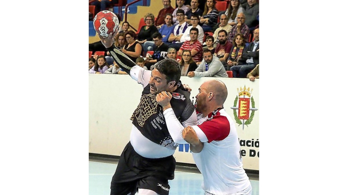 Chema Rodríguez, de 39 años, durante su último partido en Huerta delRey, jugador con la selección de Castilla y León. A la derecha, el jugador celebra la Copa Asobal con sus compañeros del BMValladolid.-MIGUEL ÁNGELSANTOS / CARLOSESPESO