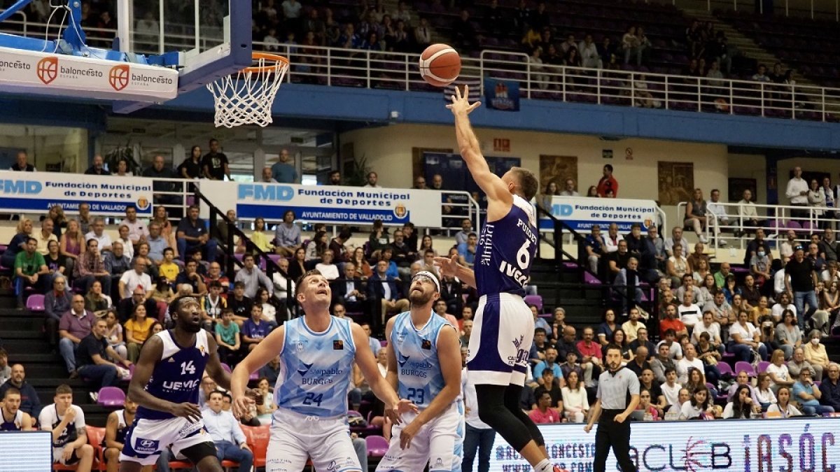 Una imagen del duelo entre el UEMC RVB y San pablo Burgos en la Copa de Castilla y León. / PHOTOGENIC