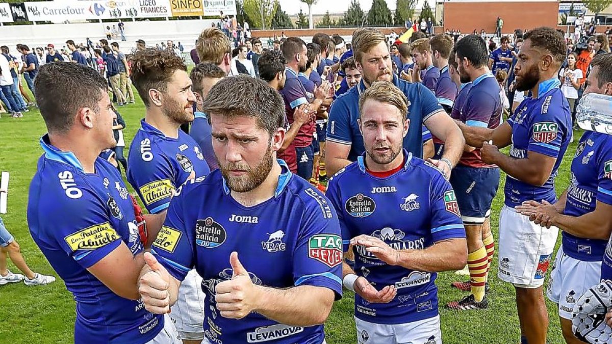 ‘Pacote’ Blanco, en primer término, y sus compañeros del VRAC tras ganar la Supercopa ante la Santboiana.-J. M. LOSTAU