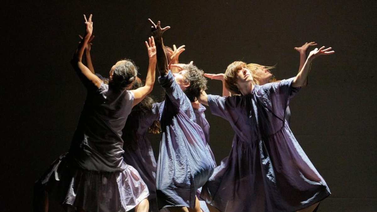 Las seis bailarinas de ‘La Phármaco’ durante la puesta en escena de ‘Miserere’.-GERARDO SANZ