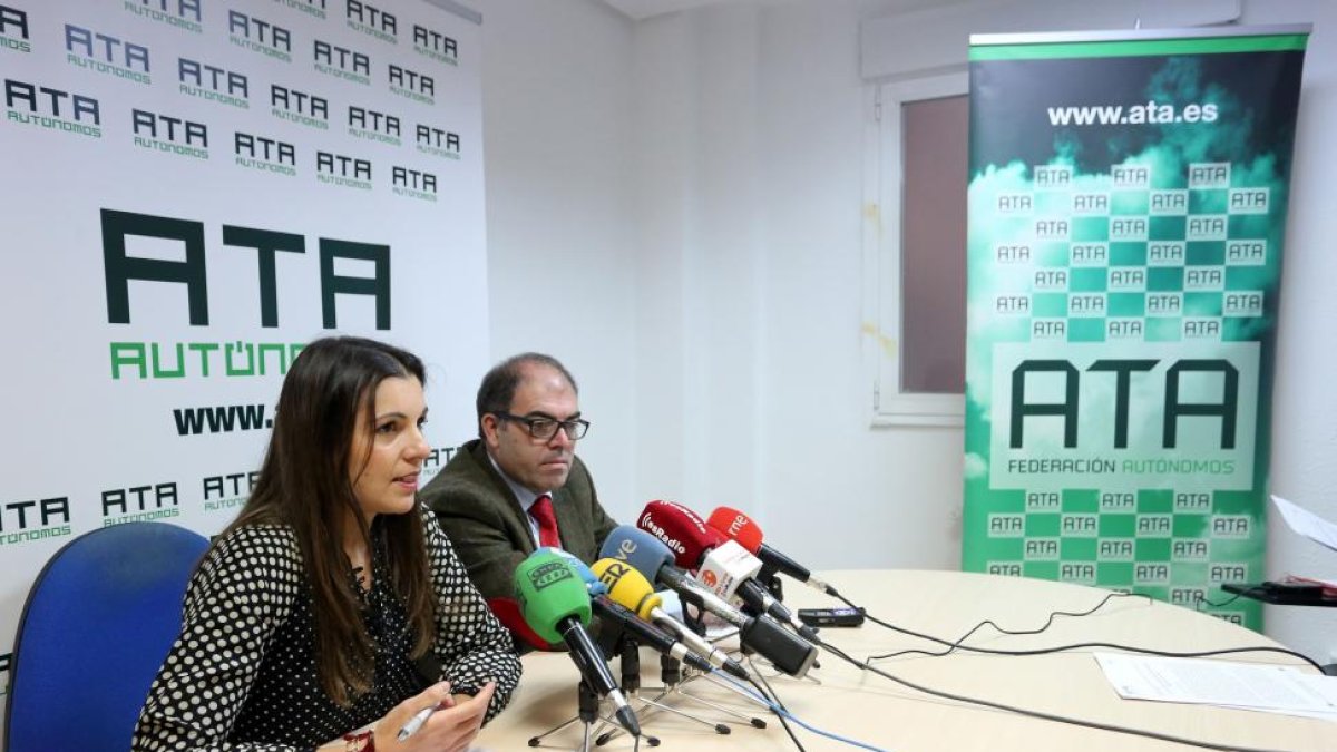 Lorenzo Amor, presidente nacional de la Asociación de Trabajadores Autónomos (ATA) y la presidenta regional, Soraya Mayo.-RUBÉN CACHO / ICAL