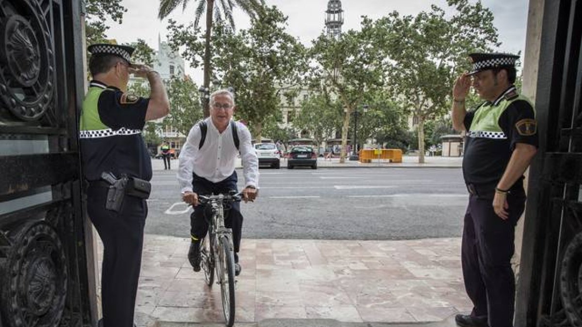 El alcalde de Valencia, Joan Ribó, llega en bicicleta al ayuntamiento, este lunes.-Foto: MIGUEL LORENZO