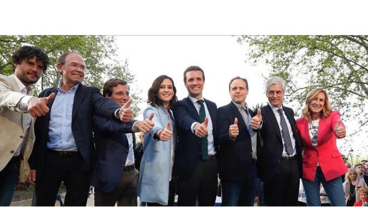 Pablo Casado, en el centro, con los principales dirigentes del PP madrileño, en el mitin de Madrid.-EFE / JP GANDUL