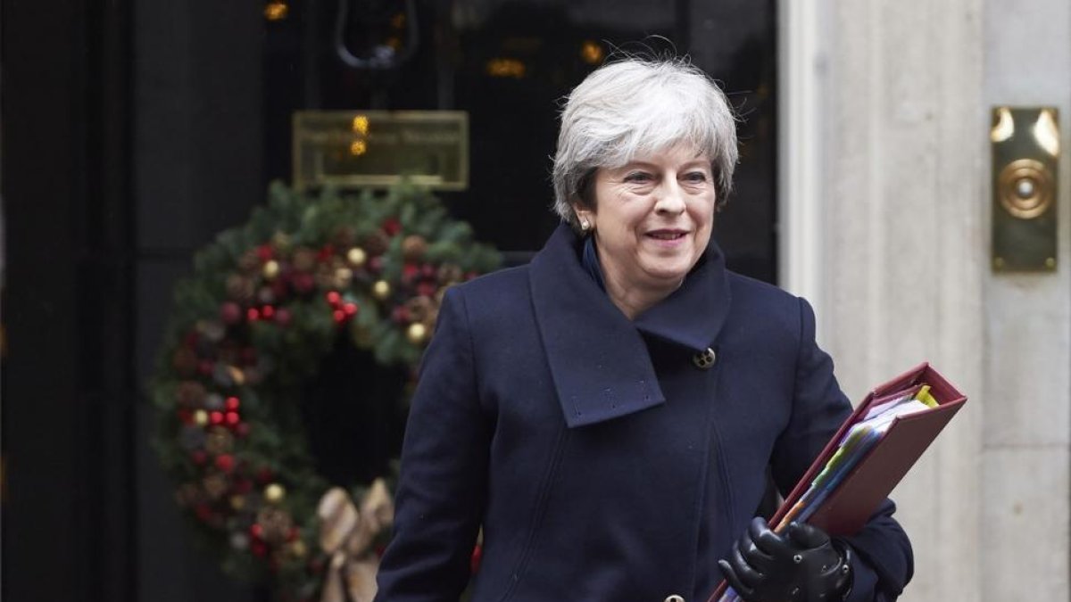 La primera ministra británica, Theresa May, abandonando la residencia gubernamental de Downting Street.-AFP / NIKLAS HALLEN (AFP)