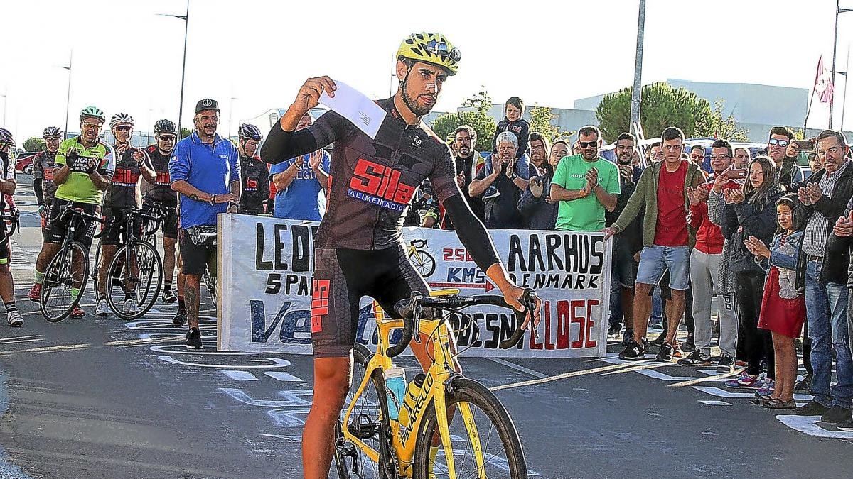 Andrés Turienzo posa con la carta con la que viajará hasta Dinamarca.-R. GRÁFICO: ICAL