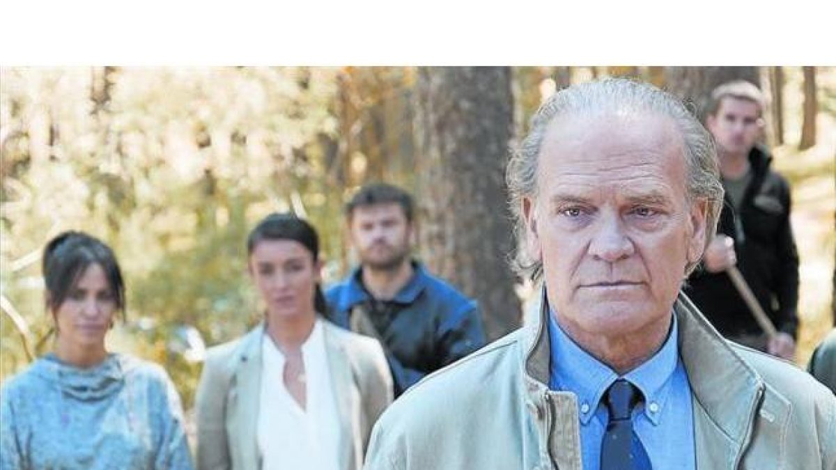 El actor Lluís Homar, uno de los protagonistas de 'Bajo sospecha', con parte del equipo de la serie al fondo.-Foto: ATRESMEDIA