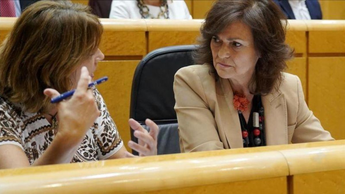 Dolores Delgado y Carmen Calvo, el pasado martes en el Senado.-JOSÉ LUIS ROCA