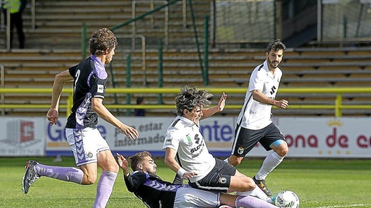 Iván Martín intenta frenar el ataque del Burgos en El Plantío.-SANTI OTERO